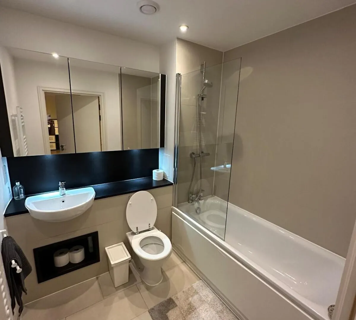 Apartment Entire 2 Bedroom Flat London