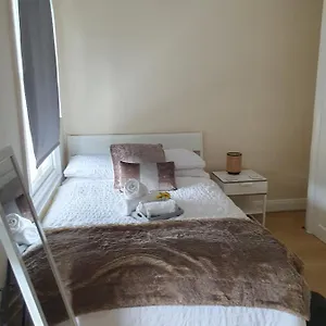 Homestay Cozy Bedroom C, London