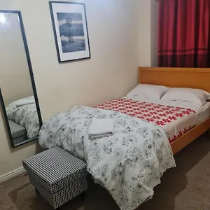 Homestay Curly Curves, London
