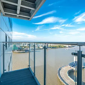 Apartment Skyvillion: Riverside With Views, London